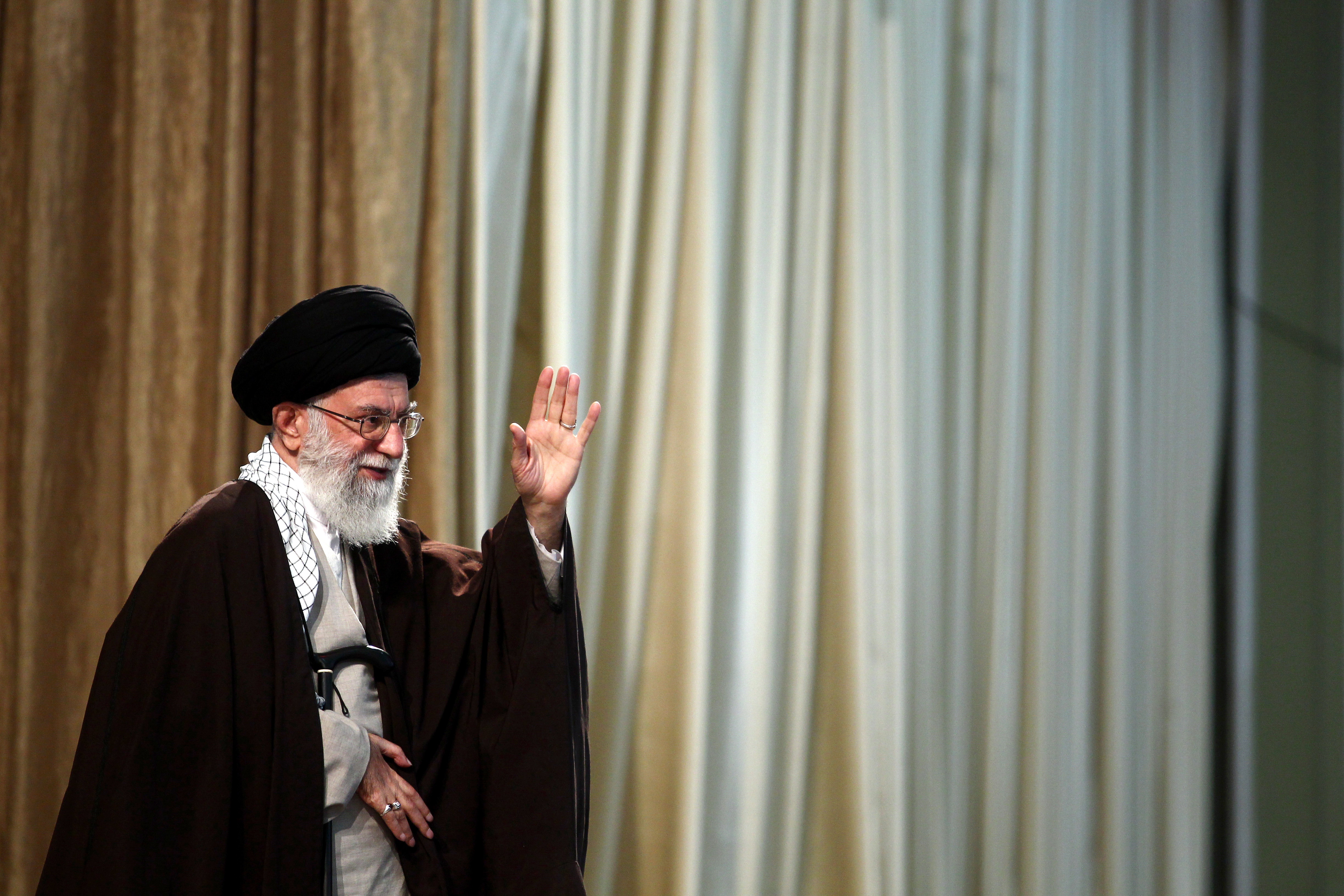 دانلود عکس آیت الله خامنه ای در حال رفتن به جایگاه سخنرانی