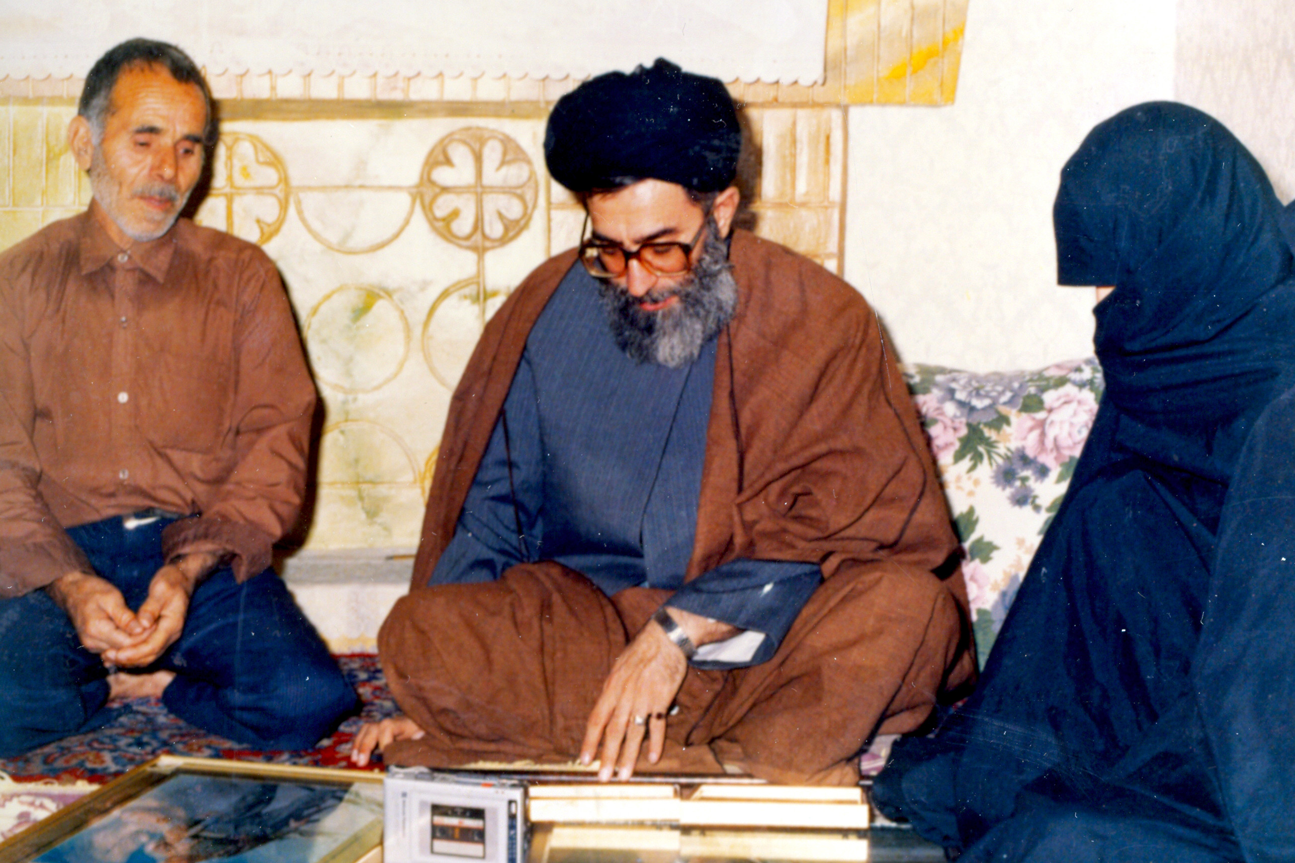 دانلود تصویر آیت الله خامنه ای در حال بازدید از خانه شهدا