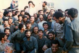 دانلود عکس آیت الله خامنه ای در جبهه با رزمندگان