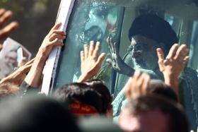 دانلود تصویر آیت الله خامنه ای در ماشین حین دیدار از استان ها