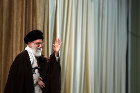 دانلود عکس آیت الله خامنه ای در حال رفتن به جایگاه سخنرانی