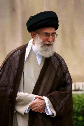 دانلود تصویر با کیفیت آیت الله خامنه ای شهید در روز درخت کاری