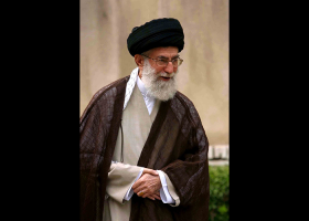دانلود تصویر با کیفیت آیت الله خامنه ای شهید در روز درخت کاری
