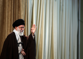 دانلود عکس آیت الله خامنه ای در حال رفتن به جایگاه سخنرانی