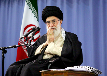 دانلود تصویر آیت الله خامنه ای در پشت میکروفن سخنرانی
