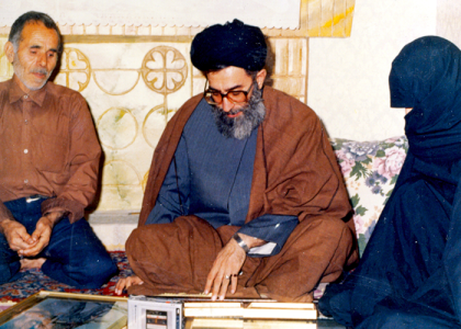 دانلود تصویر آیت الله خامنه ای در حال بازدید از خانه شهدا