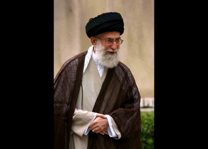دانلود تصویر با کیفیت آیت الله خامنه ای شهید در روز درخت کاری