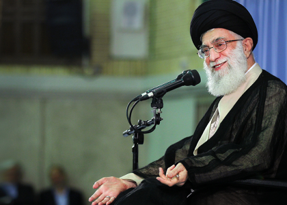 دانلود تصویر خنده آیت الله خامنه ای در حین سخنرانی