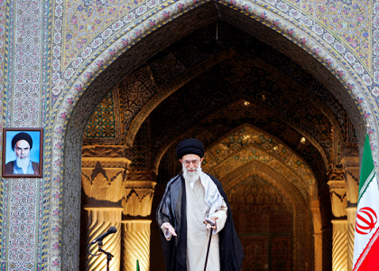 عکس آیت الله خامنه ای قبل از سخنرانی سال نو