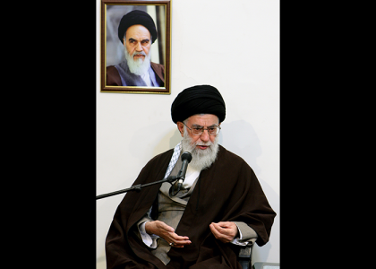 عکس رهبر انقلاب در حال سخنرانی برای حضار